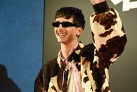 ファンに手を振るティモシー・シャラメ