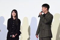 左から久保史緒里、三山凌輝