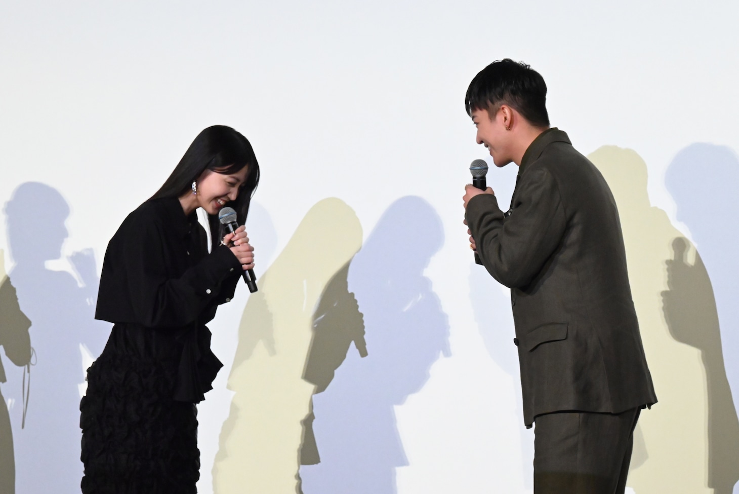 なぜか向き合ってお辞儀し合う久保史緒里（左）と三山凌輝（右）