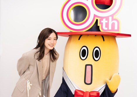 永野芽郁（左）とテレ東の“バナナ社員”であるナナナ（右）