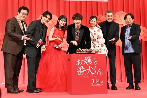 映画「お嬢と番犬くん」完成披露舞台挨拶の様子。左からぐんぴぃ、櫻井海音、福本莉子、ジェシー、佐々木希、杉本哲太、小林啓一