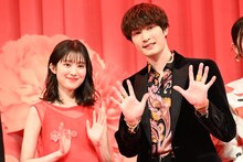 映画「お嬢と番犬くん」完成披露舞台挨拶より、左から福本莉子、ジェシー