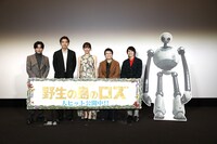 「野生の島のロズ」公開記念舞台挨拶の様子。左から鈴木福、柄本佑、綾瀬はるか、近藤春菜、箕輪はるか