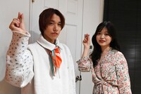 「御上先生」ポスタービジュアルのポーズを再現する綿貫大介（左）と明日菜子（右）