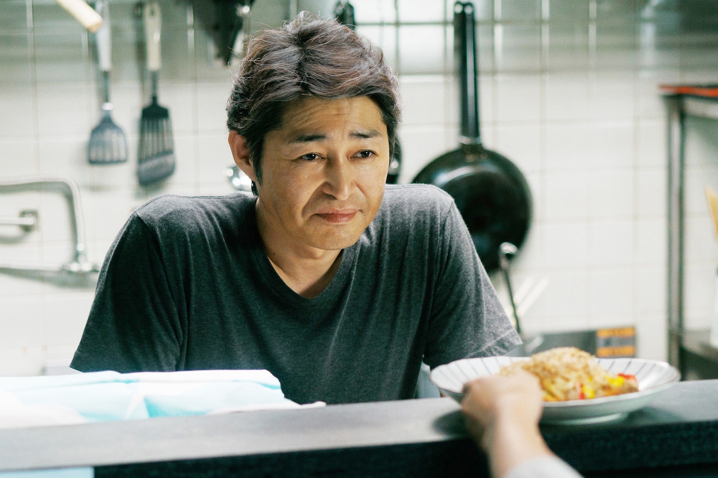 「おいしくて泣くとき」より、安田顕演じる心也の父・耕平