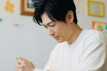 「おいしくて泣くとき」より、ディーン・フジオカ演じる30年後の心也