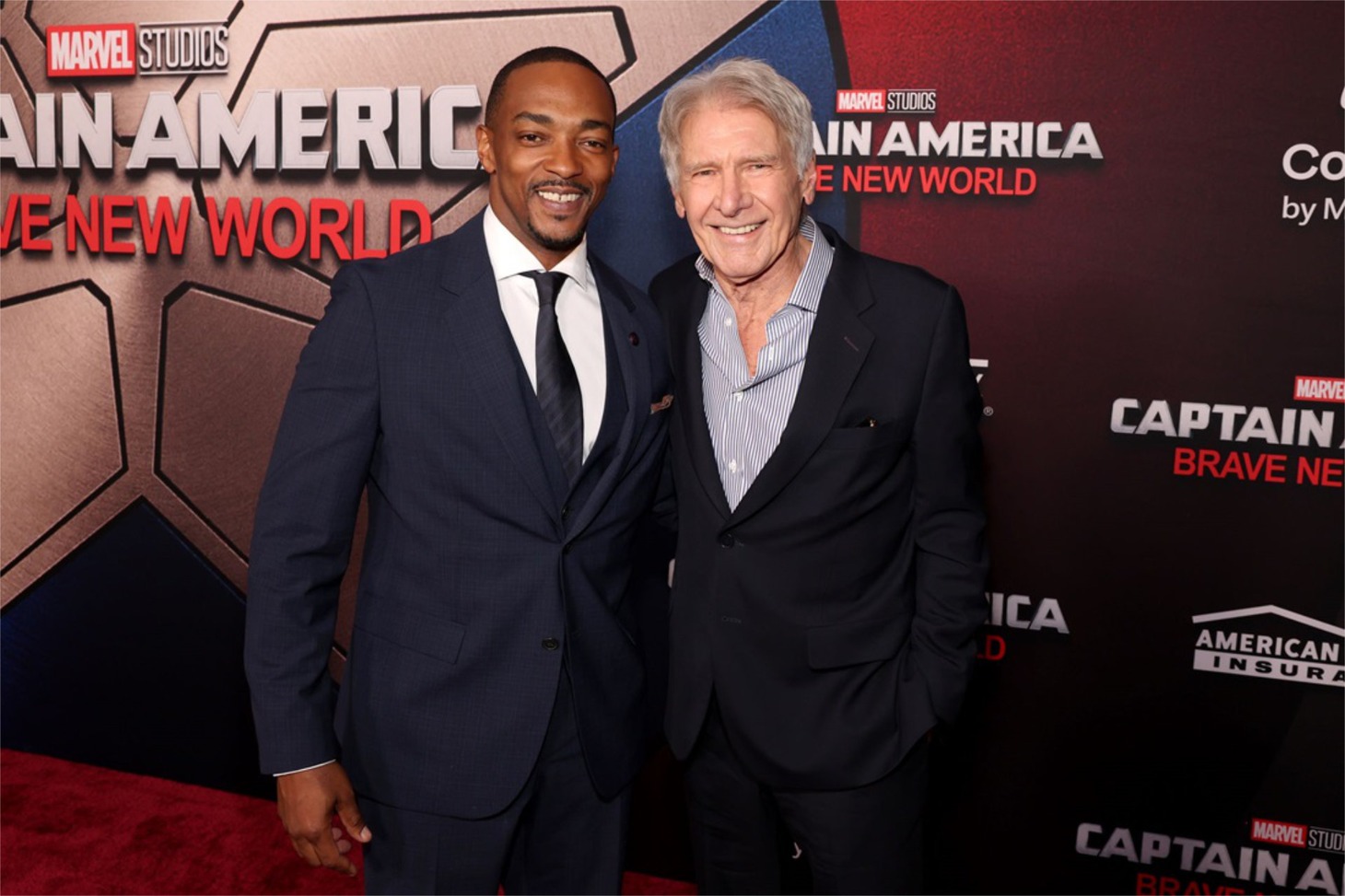左からアンソニー・マッキー、ハリソン・フォード