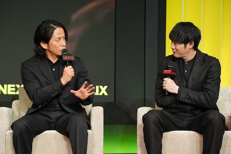 左から岡田准一、藤井道人