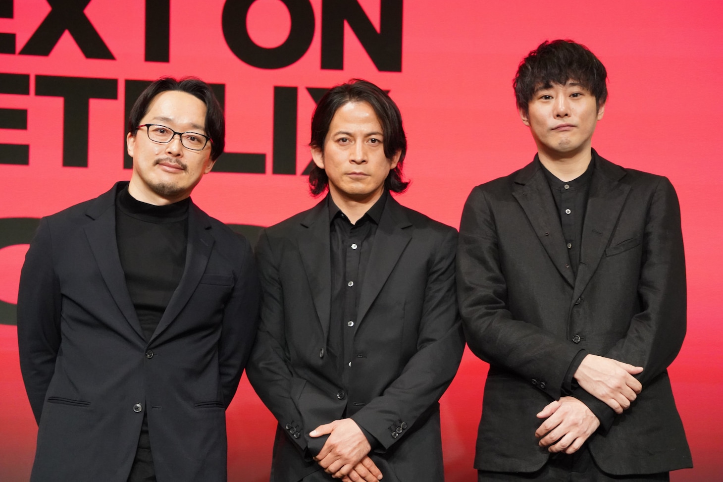 左からプロデューサーの高橋信一、岡田准一、藤井道人