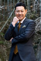 Netflixコメディ「罵倒村」より、MCを担う東野幸治