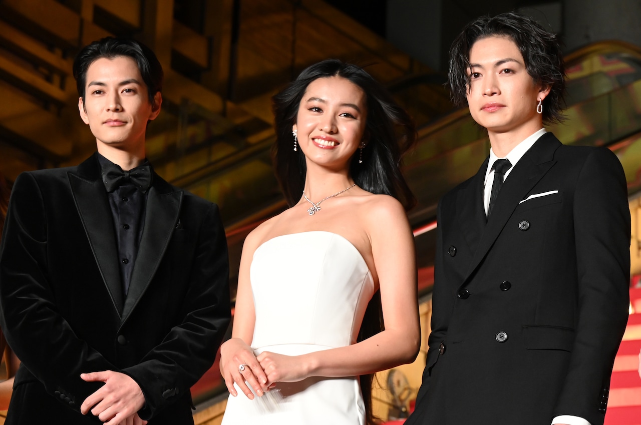 映画「女神降臨」完成披露試写会の様子。左から渡邊圭祐、Koki,、綱啓