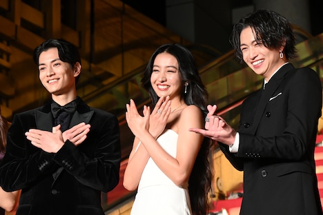 左から渡邊圭祐、Koki,、綱啓永