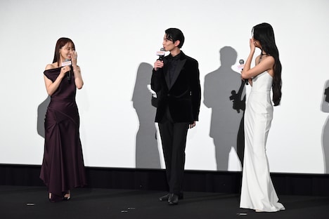 左から菅井友香、渡邊圭祐、Koki,