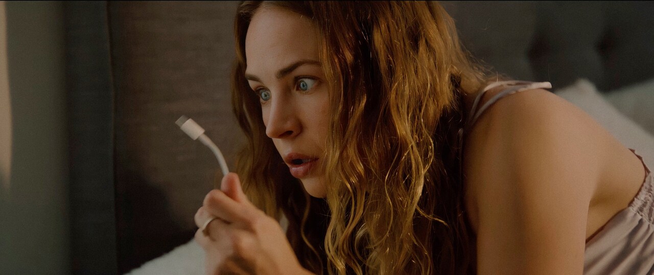 ブリット・ロバートソン主演コメディの予告公開、仕事の遅刻がきっかけで再び大学生に