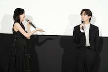 吉野北人（右）に「柴犬っていう印象あります！ 」と目線を送る堀未央奈（左）