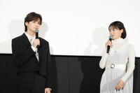 吉野北人（左）に「懐かないワンちゃんみたいで……」と伝える志田彩良（右）