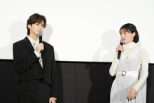 吉野北人（左）に「懐かないワンちゃんみたいで……」と伝える志田彩良（右）