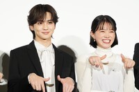左から吉野北人、志田彩良
