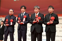 スタッフ賞の受賞者。左から録音賞の浦田和治、高田聡（音楽賞・石橋英子の代理登壇）、美術賞の林田裕至、撮影賞の池田直矢