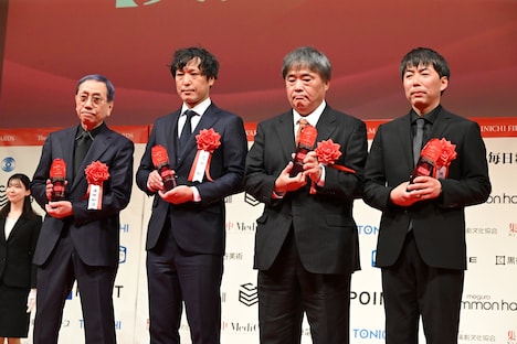 スタッフ賞の受賞者。左から録音賞の浦田和治、高田聡（音楽賞・石橋英子の代理登壇）、美術賞の林田裕至、撮影賞の池田直矢
