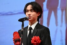 第79回毎日映画コンクールにて、スポニチグランプリ新人賞を受賞した越山敬達