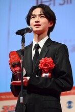 第79回毎日映画コンクールにて、スポニチグランプリ新人賞を受賞した越山敬達