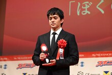 毎日映画コンクールにて助演俳優賞を受賞した池松壮亮