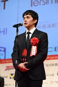 毎日映画コンクールにて助演俳優賞を受賞した池松壮亮