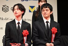 左から越山敬達、池松壮亮