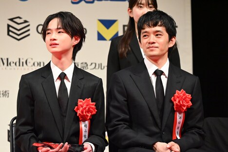 左から越山敬達、池松壮亮