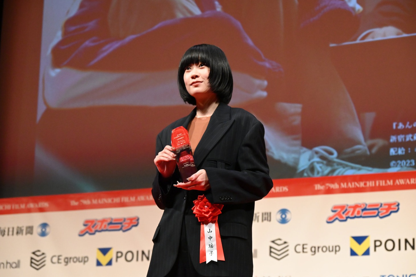 河合優実の代わりに主演俳優賞のトロフィーを受け取った、「ナミビアの砂漠」の監督・山中瑶子