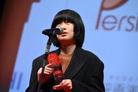 河合優実の代わりに主演俳優賞のトロフィーを受け取った、「ナミビアの砂漠」の監督・山中瑶子