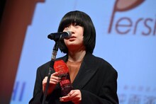 河合優実の代わりに主演俳優賞のトロフィーを受け取った、「ナミビアの砂漠」の監督・山中瑶子