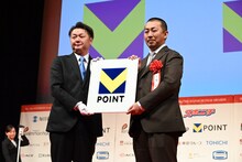 TSUTAYA DISCAS 映画ファン賞の日本映画部門を受賞した三宅唱（右）