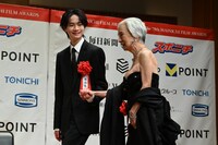 カルーセル麻紀（手前）をエスコートする越山敬達（奥）