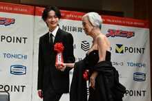 カルーセル麻紀（手前）をエスコートする越山敬達（奥）