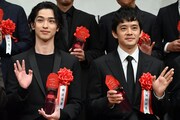 毎日映画コンクール贈呈式の様子。左から横浜流星、池松壮亮