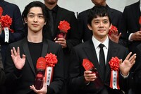 毎日映画コンクール贈呈式の様子。左から横浜流星、池松壮亮