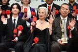 毎日映画コンクール贈呈式の様子。左から越山敬達、カルーセル麻紀、三宅唱