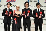 毎日映画コンクール贈呈式の様子。左から越山敬達、カルーセル麻紀、横浜流星、池松壮亮