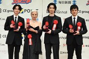 毎日映画コンクール贈呈式の様子。左から越山敬達、カルーセル麻紀、横浜流星、池松壮亮