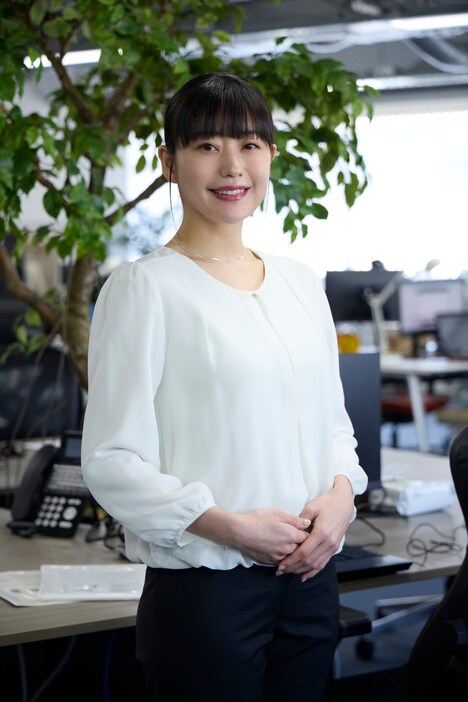 真島佳苗役の冨手麻妙