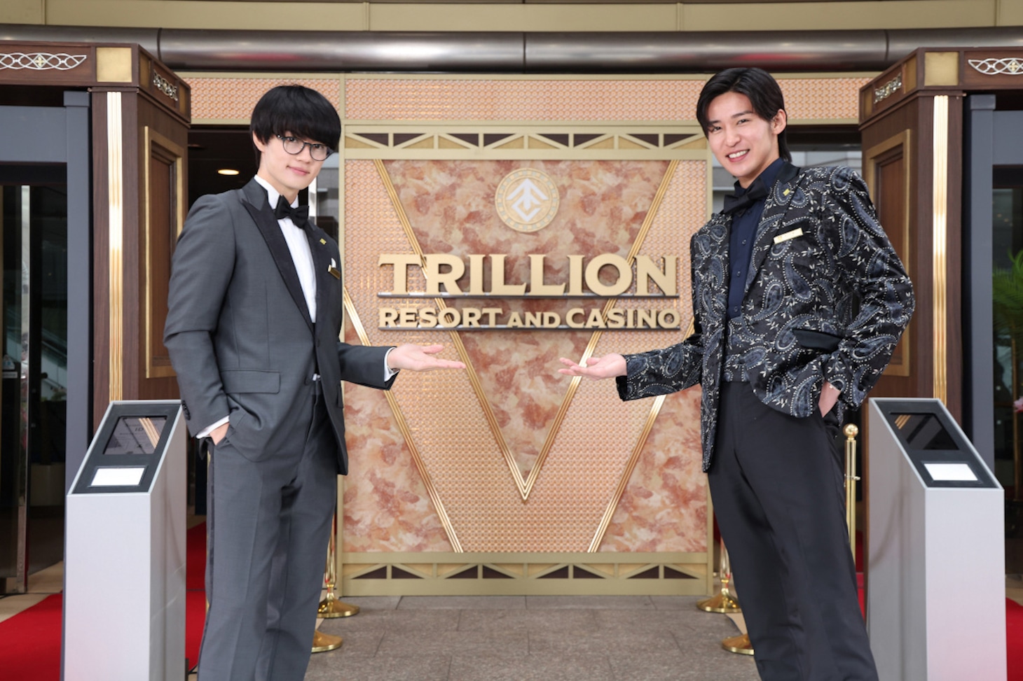劇場版「トリリオンゲーム」オフショットより、目黒蓮（右）と佐野勇斗（左）