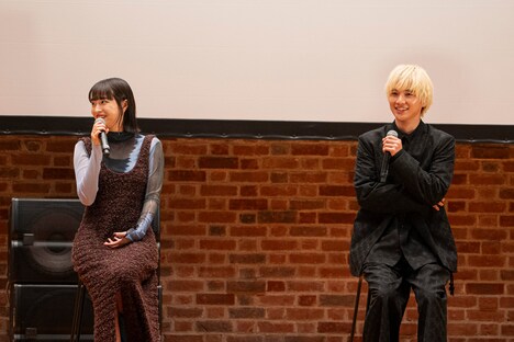 左から広瀬すず、木戸大聖