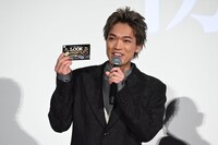 不二家と 劇場版「トリリオンゲーム」がコラボレーションした「ルック」を取り出した原嘉孝。