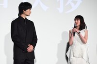 左から佐野勇斗、福本莉子