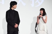 左から佐野勇斗、福本莉子