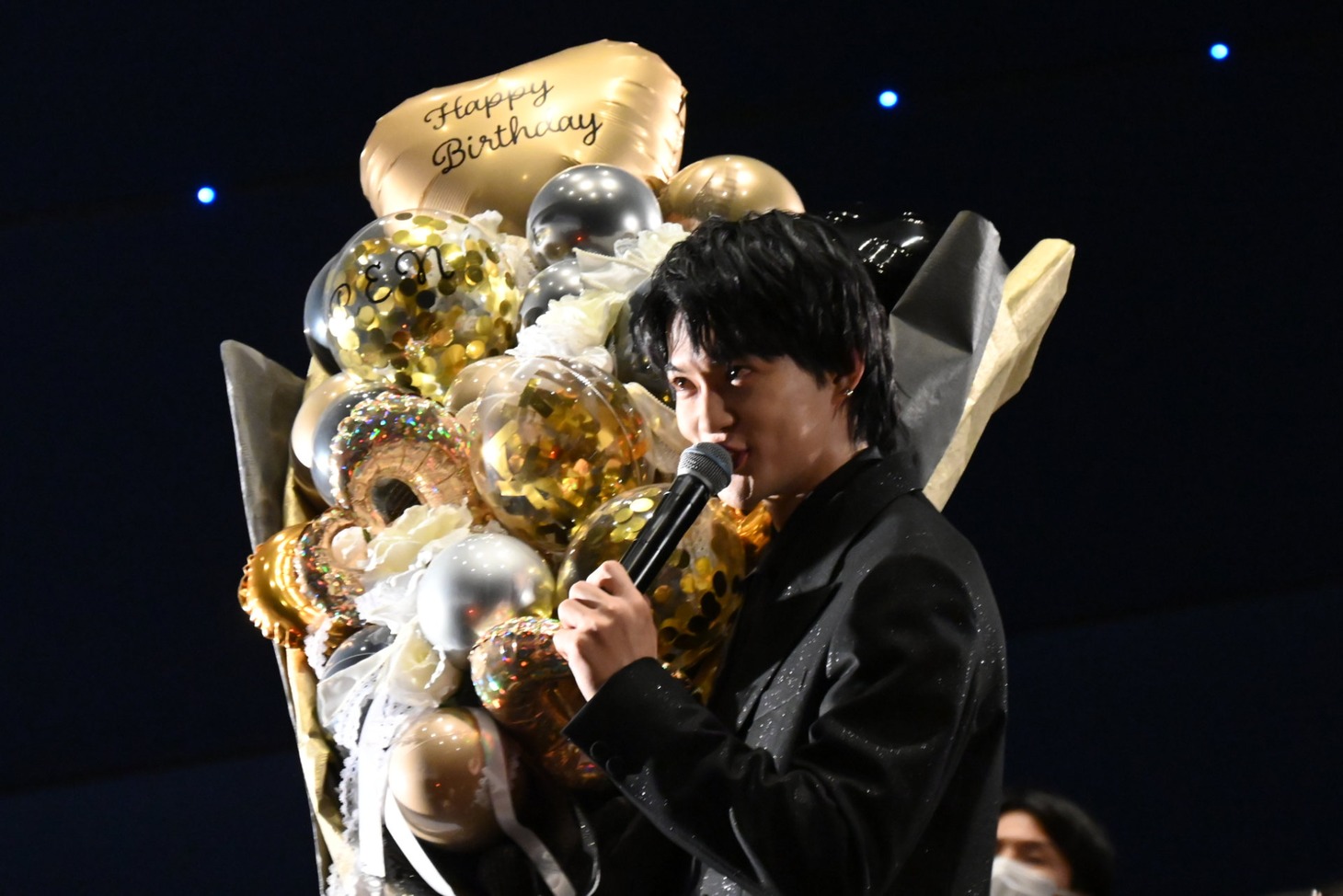 目黒蓮へのバルーン花束を持って登場する佐野勇斗