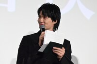 目黒蓮への手紙を読む佐野勇斗。