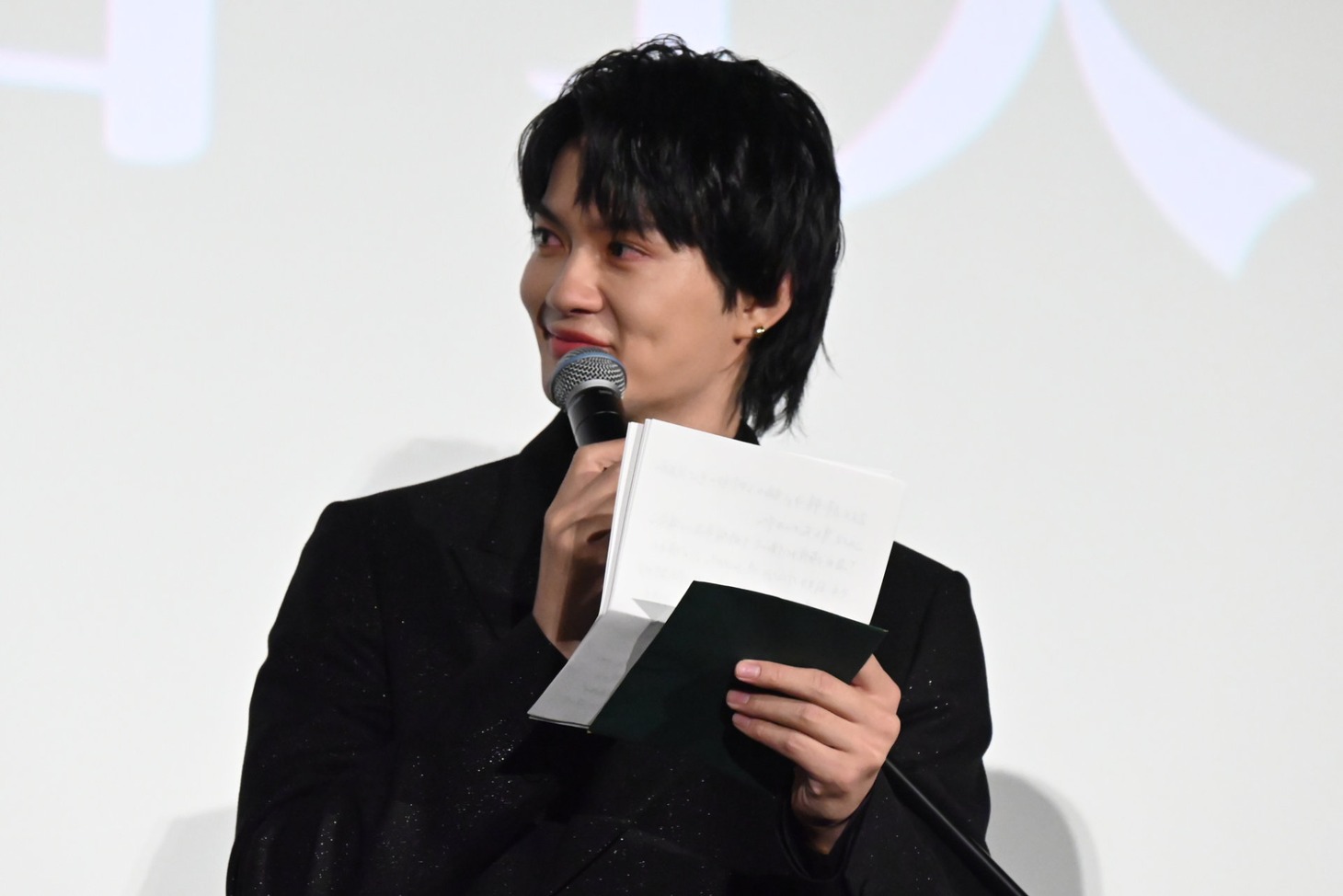 目黒蓮への手紙を読む佐野勇斗